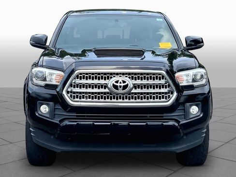 Used 2017 Toyota Tacoma TRD Sport w/ Tow Package RWD image 4