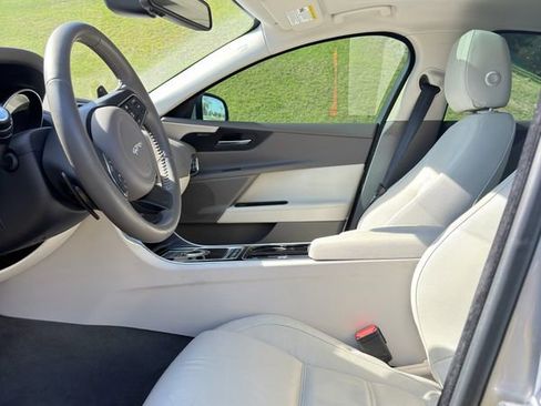 Used 2017 Jaguar XE Prestige image 6