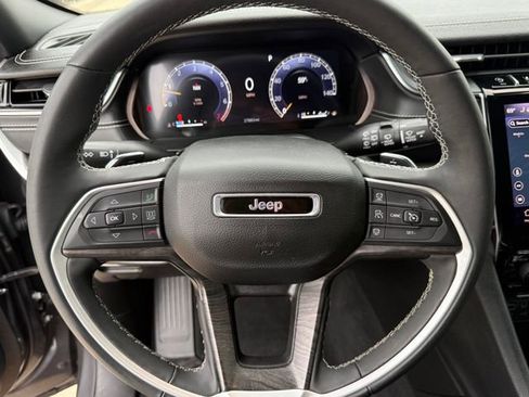 Used 2024 Jeep Grand Cherokee Limited w/ Black Appearance Package AWD/4WD image 13