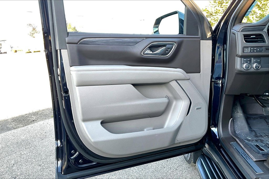 Used 2023 GMC Yukon SLT w/ SLT Luxury Package AWD/4WD image 22