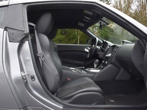 Used 2016 Nissan 370Z Touring image 23