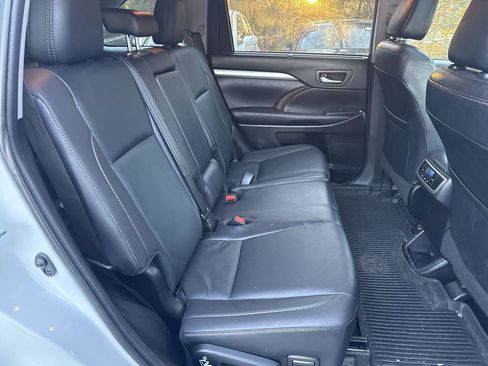 Used 2019 Toyota Highlander XLE image 8