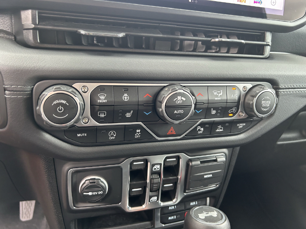 Used 2025 Jeep Wrangler Unlimited Sahara AWD/4WD image 25