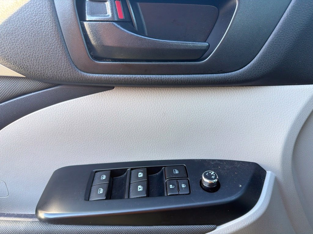 Used 2018 Toyota Highlander LE AWD/4WD image 12