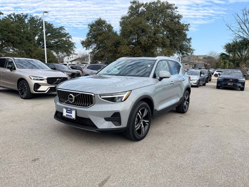 Certified 2025 Volvo XC40 B5 Core image 2