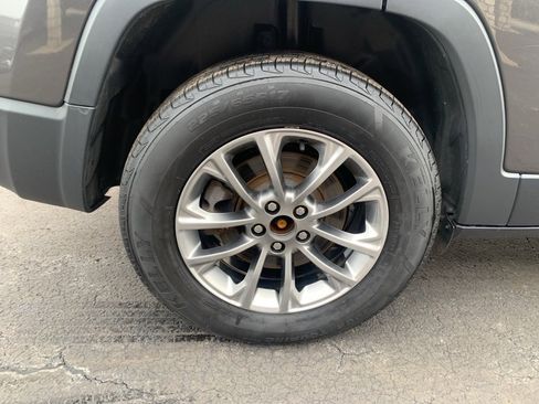 Used 2019 Jeep Cherokee Latitude Plus w/ Comfort/Convenience Group image 10