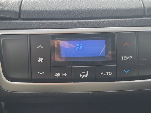 Used 2018 Toyota Highlander SE image 25