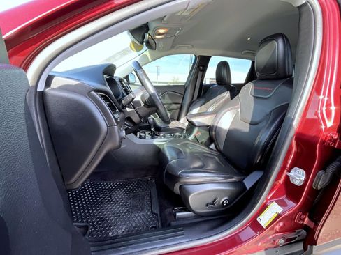 Used 2019 Jeep Cherokee Trailhawk image 10