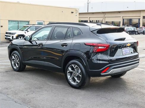 Used 2025 Chevrolet Trax LT w/ LT Convenience Package image 4