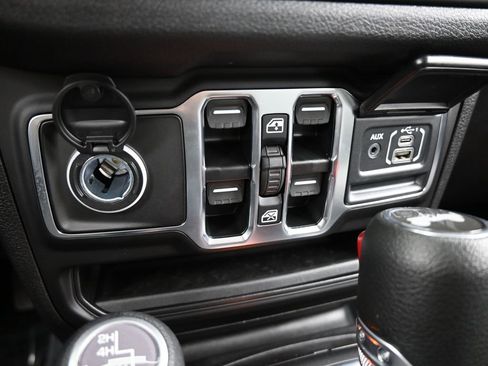 Used 2025 Jeep Wrangler Sport image 23