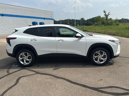 Used 2024 Chevrolet Trax LS w/ LS Convenience Package FWD image 6