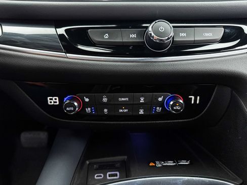 Used 2022 Buick Enclave Premium AWD/4WD image 26