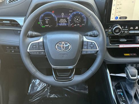 New 2026 Toyota Highlander Platinum AWD/4WD image 13