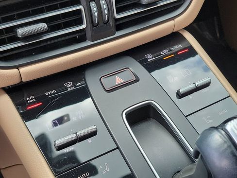 Certified 2023 Porsche Macan AWD/4WD image 32