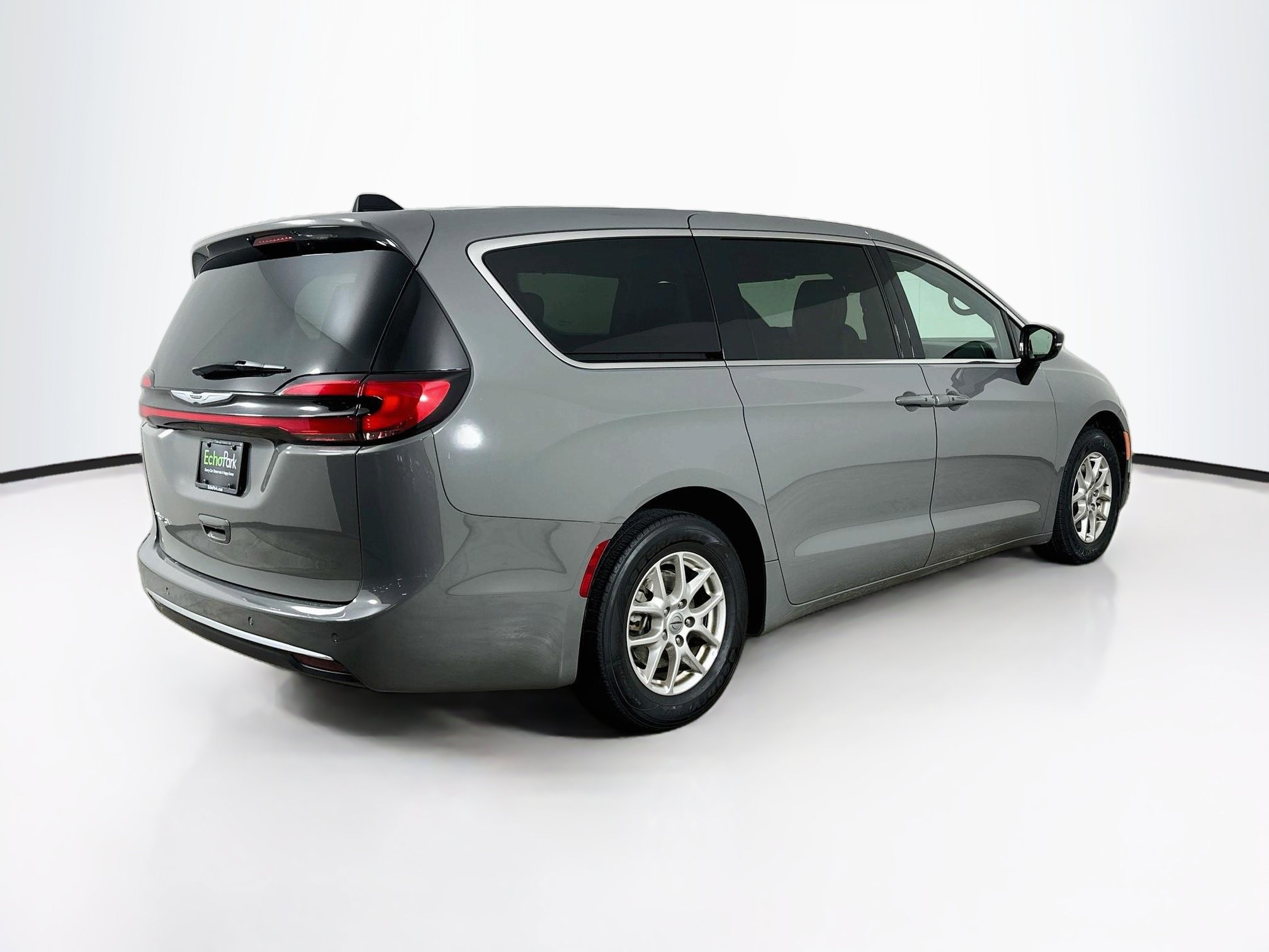 Used 2025 Chrysler Pacifica Select FWD image 9