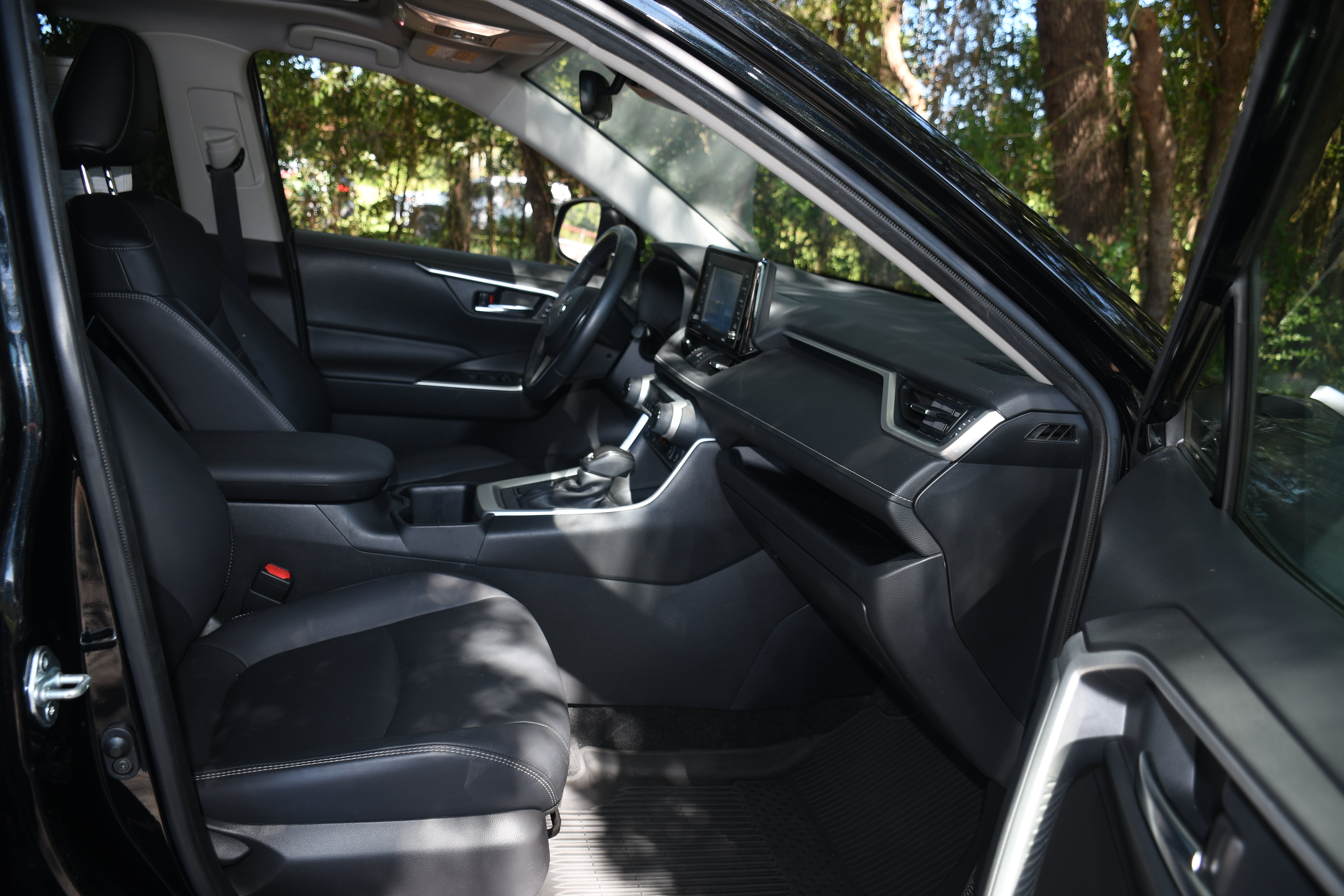 Used 2022 Toyota RAV4 XLE Premium FWD image 23