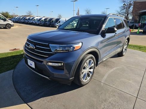 Used 2021 Ford Explorer XLT w/ Equipment Group 202A image 3