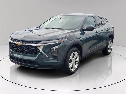 Used 2025 Chevrolet Trax LS FWD image 3