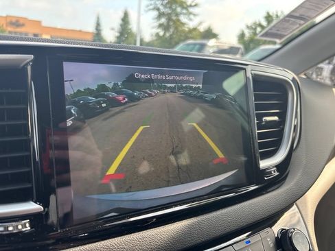 Used 2024 Chrysler Pacifica Touring-L FWD image 29