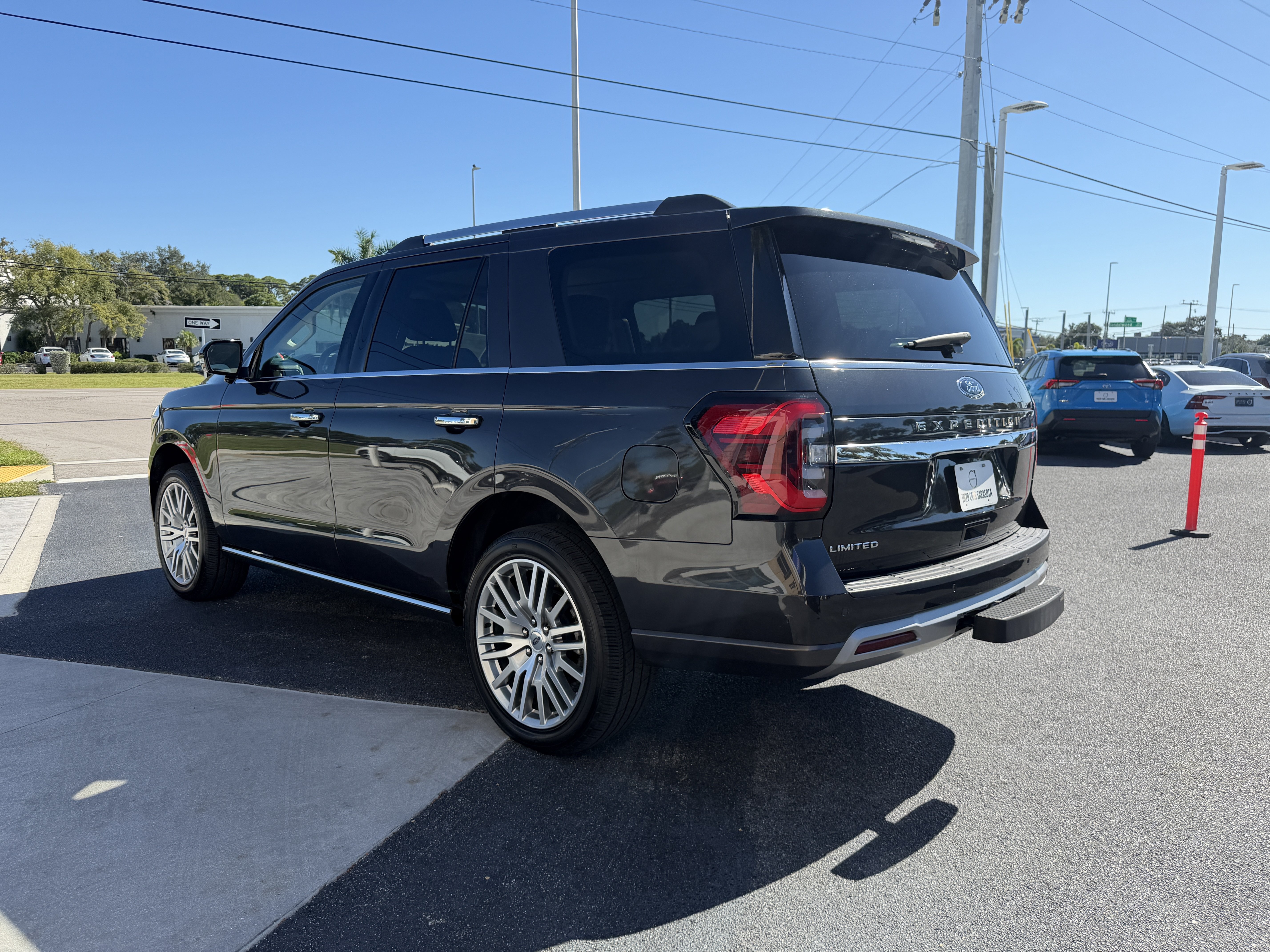 Used 2023 Ford Expedition Limited AWD/4WD image 5