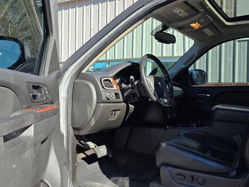 Used 2013 Chevrolet Avalanche LTZ image 9