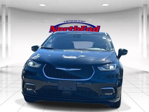 Used 2024 Chrysler Pacifica Touring-L image 8