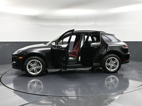 Certified 2025 Porsche Macan AWD/4WD image 36