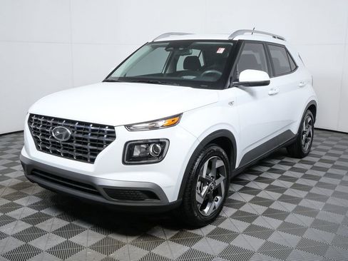 Used 2023 Hyundai Venue SEL image 4