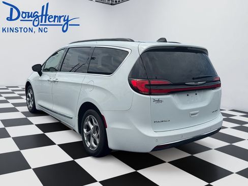 Used 2023 Chrysler Pacifica Limited FWD image 3