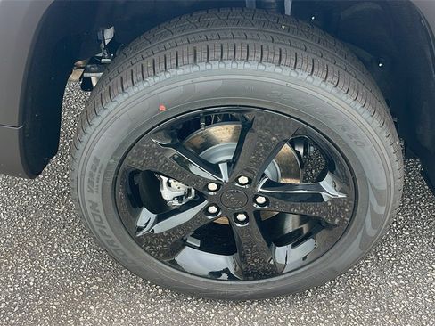 New 2025 Jeep Grand Cherokee Limited w/ Black Appearance Package image 10