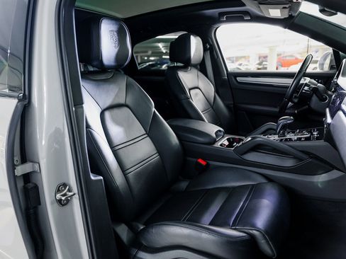 Certified 2023 Porsche Cayenne Platinum Edition image 30