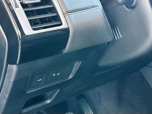 Used 2020 Land Rover Discovery HSE image 10