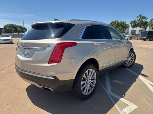 Used 2017 Cadillac XT5 Platinum image 2