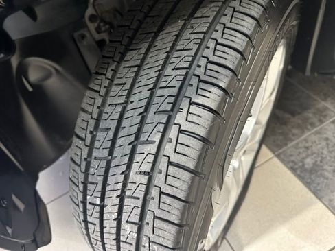 Used 2018 Jeep Renegade Latitude AWD/4WD image 23