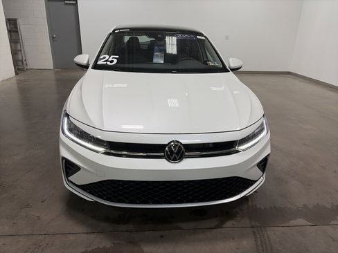 Certified 2025 Volkswagen Jetta SE FWD image 36