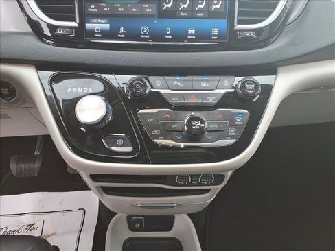 Used 2024 Chrysler Pacifica Touring-L FWD image 28