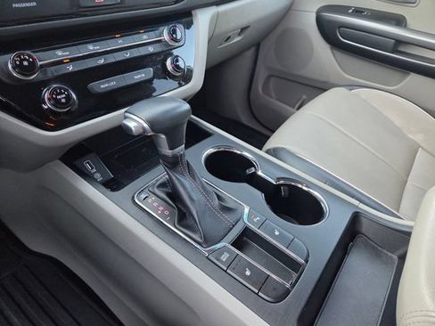 Used 2020 Kia Sedona EX FWD image 18