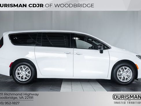 Used 2025 Chrysler Pacifica Select image 3