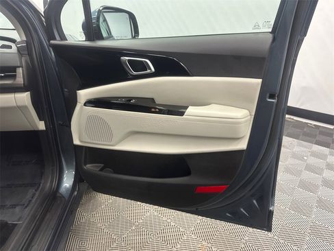 Used 2024 Kia Carnival EX image 15