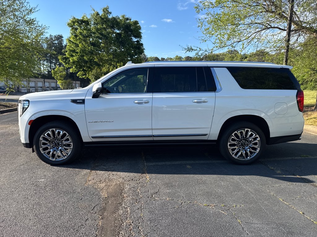 Used 2023 GMC Yukon XL Denali Ultimate AWD/4WD image 10