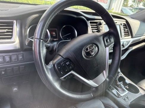 Used 2019 Toyota Highlander SE AWD/4WD image 16