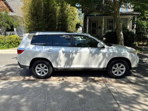 Used 2012 Toyota Highlander 4WD w/ Tech Pkg image 6