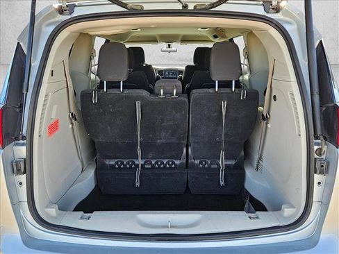 Used 2022 Chrysler Voyager LX image 6