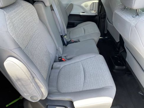 Used 2025 Toyota Sienna LE FWD image 17