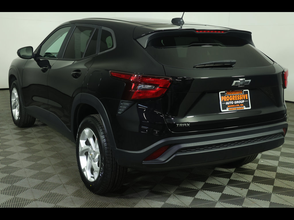 Used 2024 Chevrolet Trax LS w/ LS Convenience Package FWD image 14