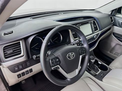Used 2018 Toyota Highlander Limited w/ Carpet Mat Package (TMS) AWD/4WD image 25