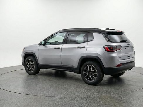 Used 2025 Jeep Compass Trailhawk AWD/4WD image 6