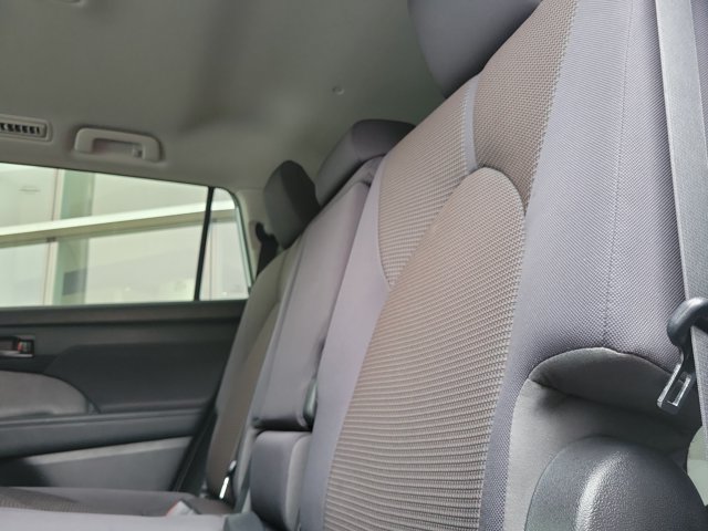 Used 2022 Toyota Highlander L FWD image 11