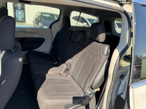 Used 2017 Chrysler Pacifica Touring image 11