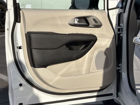 Used 2024 Chrysler Pacifica Select image 24